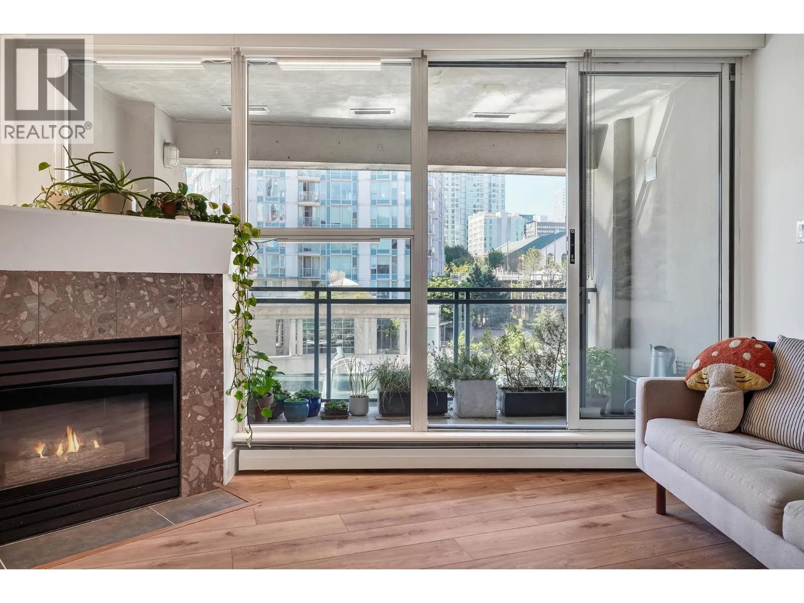 Apartment for rent: 306 183 Keefer Place, Vancouver, British Columbia V6B 6B9