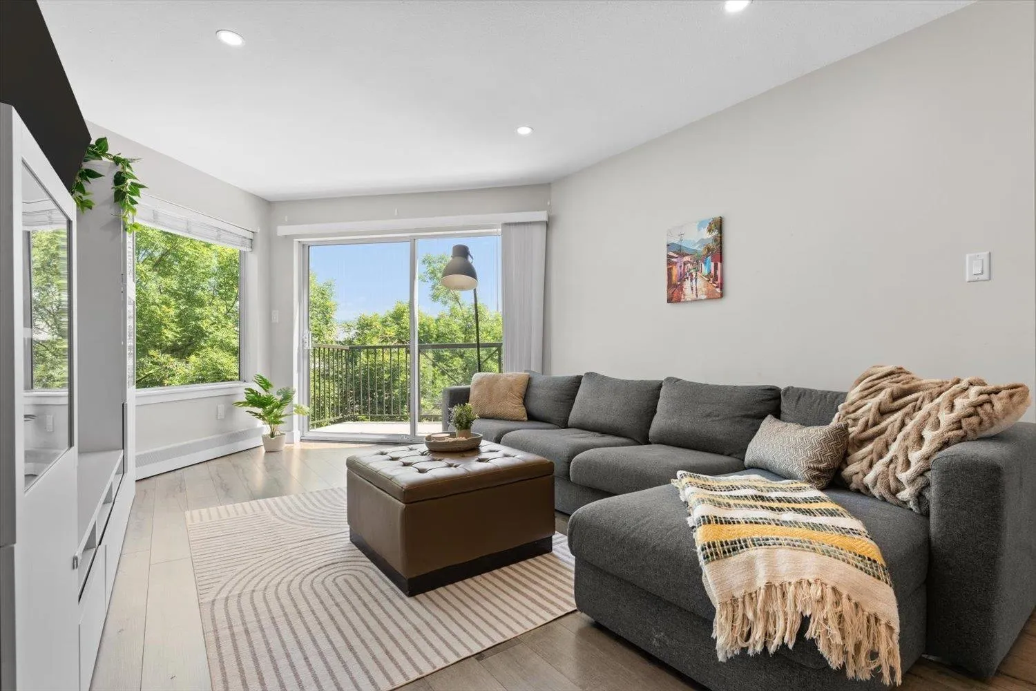 Apartment for rent: 306 32725 George Ferguson Way, Abbotsford, British Columbia V2T 5M5