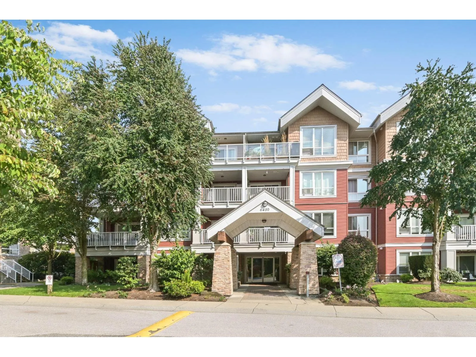 Apartment for rent: 306 6450 194 Street, Surrey, British Columbia V4N 6J8