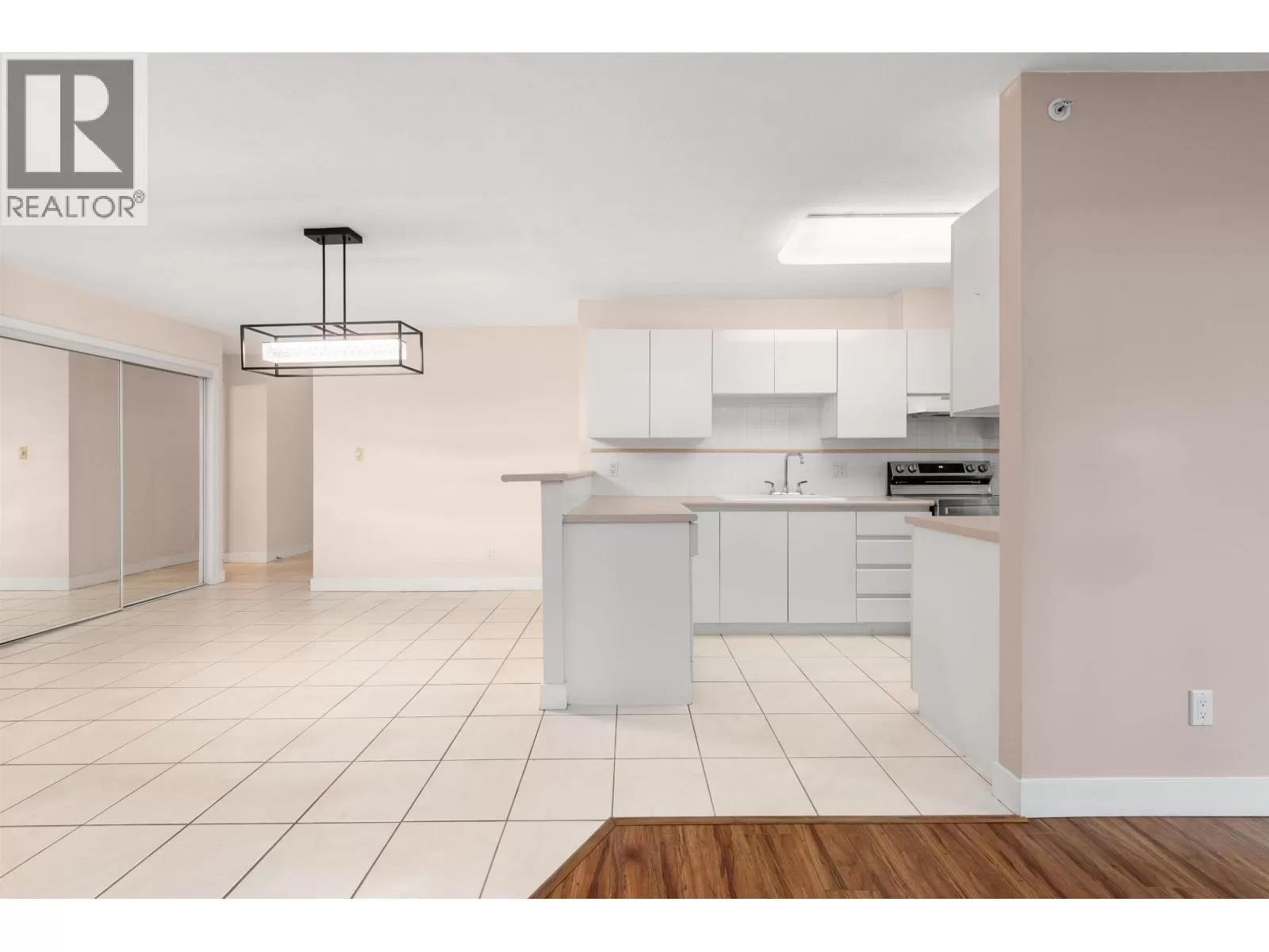 Apartment for rent: 306 6622 Southoaks Crescent, Burnaby, British Columbia V5E 4K2