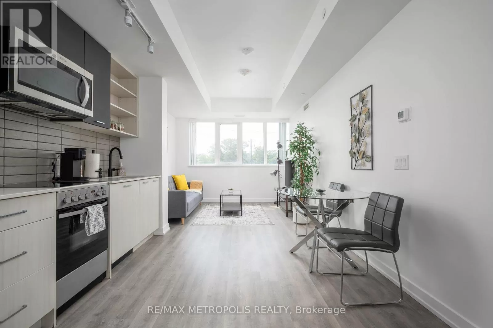 Apartment for rent: 307 - 2300 St Clair Avenue W, Toronto, Ontario M6N 0B3