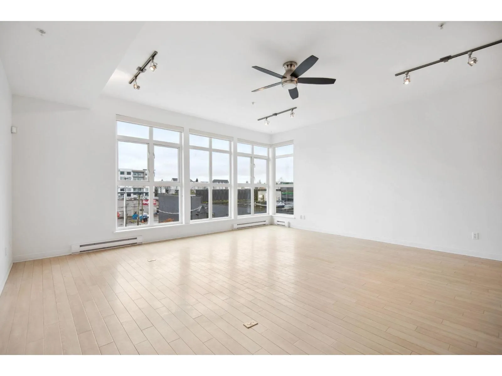 Apartment for rent: 308 20238 Fraser Highway, Langley, British Columbia V3A 4E6