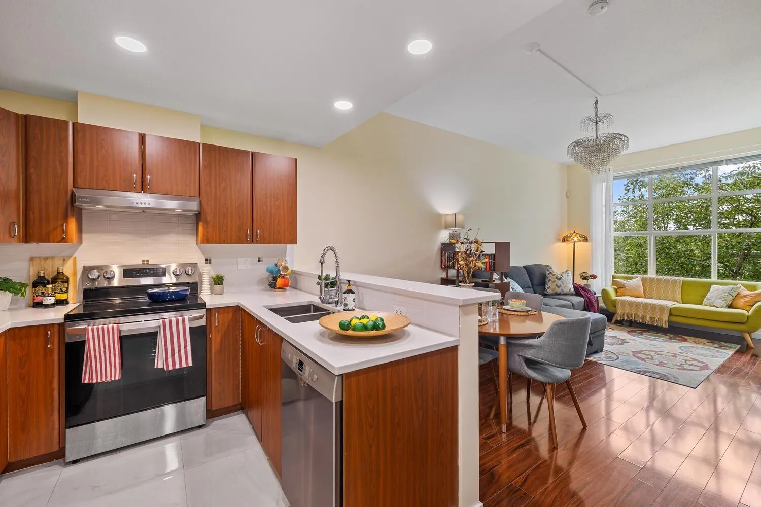 Apartment for rent: 309 14885 105 Avenue, Surrey, British Columbia V3R 2V6