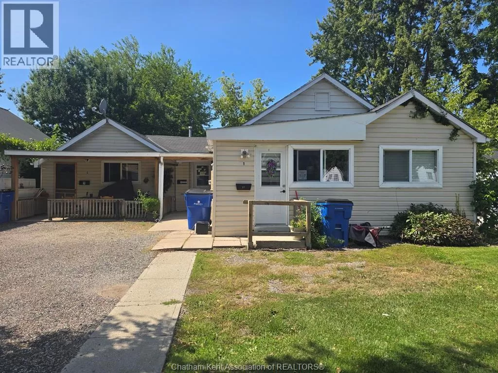 Triplex for rent: 31 First Street, Wallaceburg, Ontario N8A 3P8