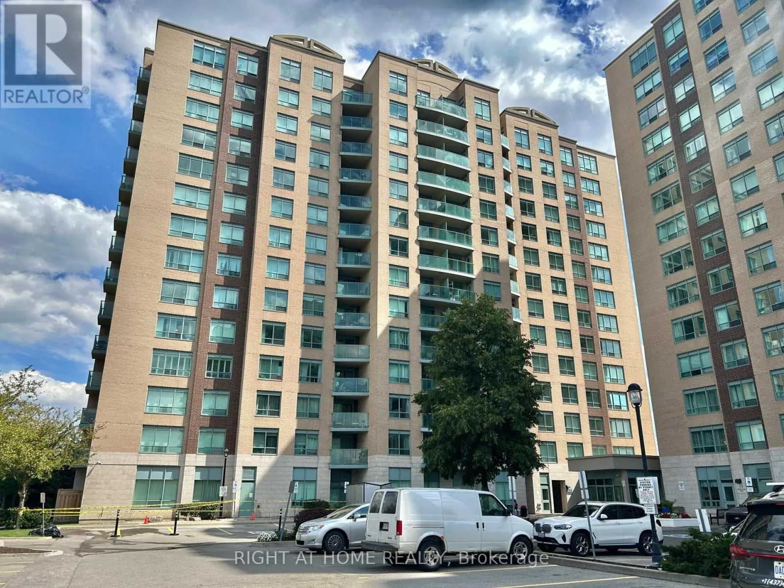 Apartment for rent: 310 - 11 Oneida Crescent, Richmond Hill, Ontario L4B 0A1