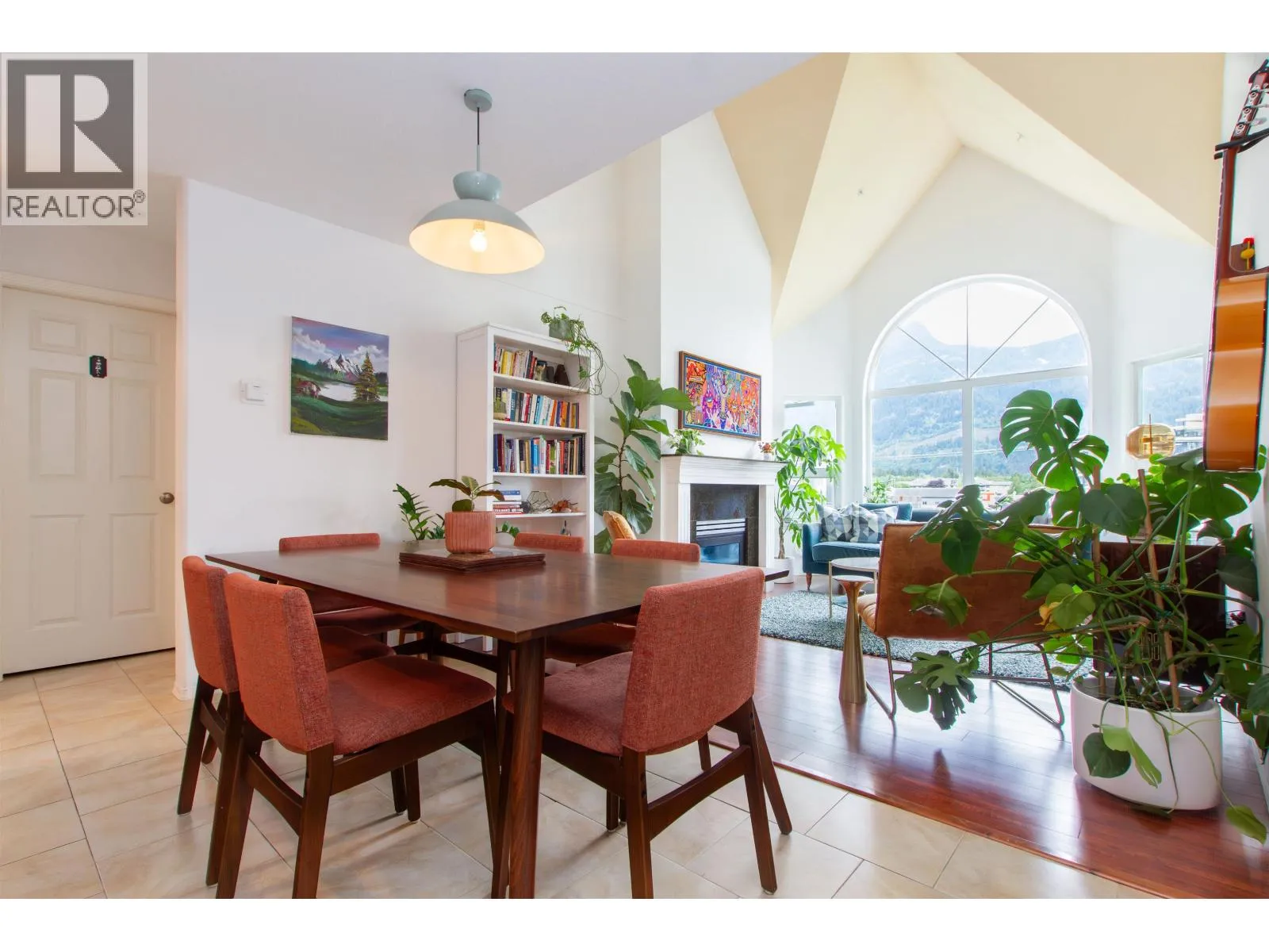 Apartment for rent: 310 1466 Pemberton Avenue, Squamish, British Columbia V8B 0K1