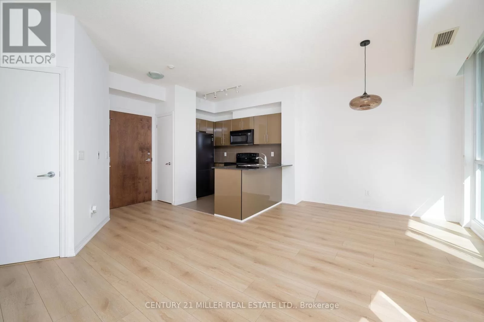 Apartment for rent: 310 - 16 Yonge Street, Toronto, Ontario M5E 2A1