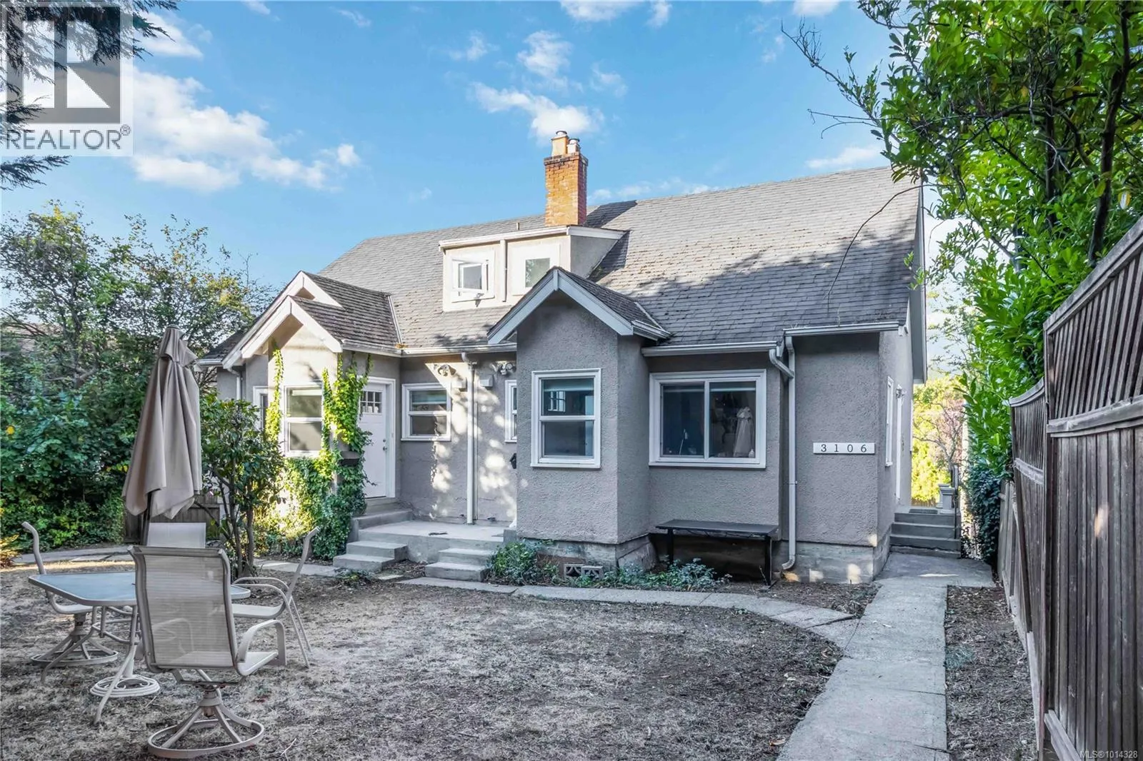 Duplex for rent: 3104-3106 Richmond Rd, Saanich, British Columbia V8P 4P1