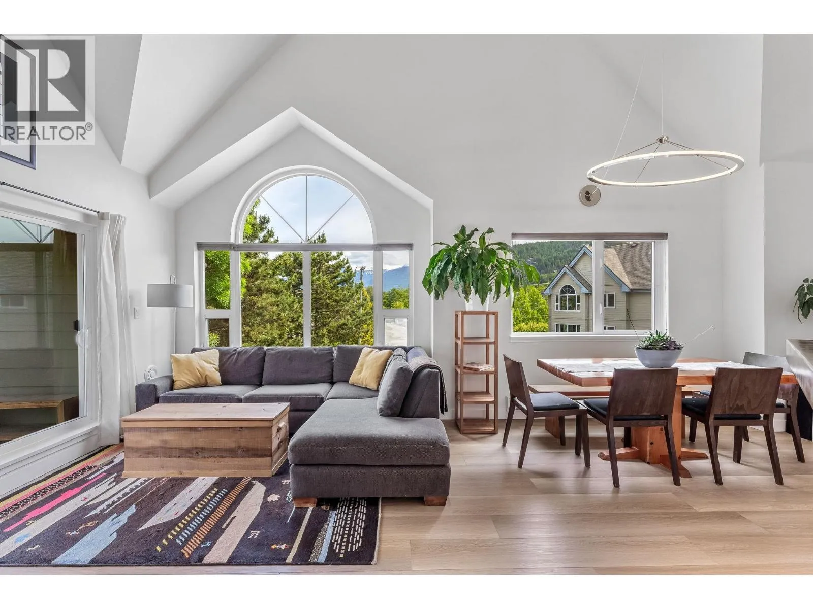 Apartment for rent: 312 1466 Pemberton Avenue, Squamish, British Columbia V8B 0K1