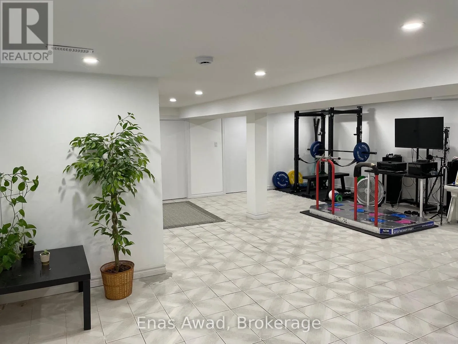 Other for rent: 312 Strathmore Boulevard, Toronto, Ontario M4J 1P8