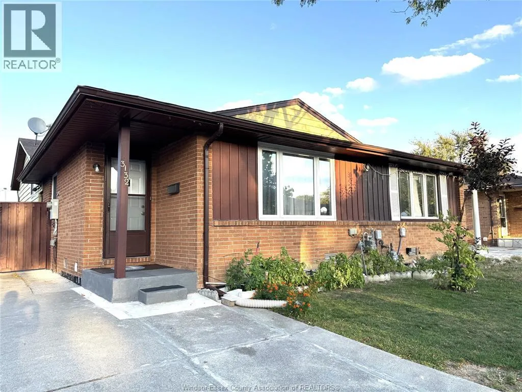 3132 Elmwood Crescent, Windsor, Ontario N8R 1X4