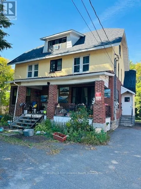 Triplex for rent: 31-35 Fourth Street E, Cornwall, Ontario K6H 2H7