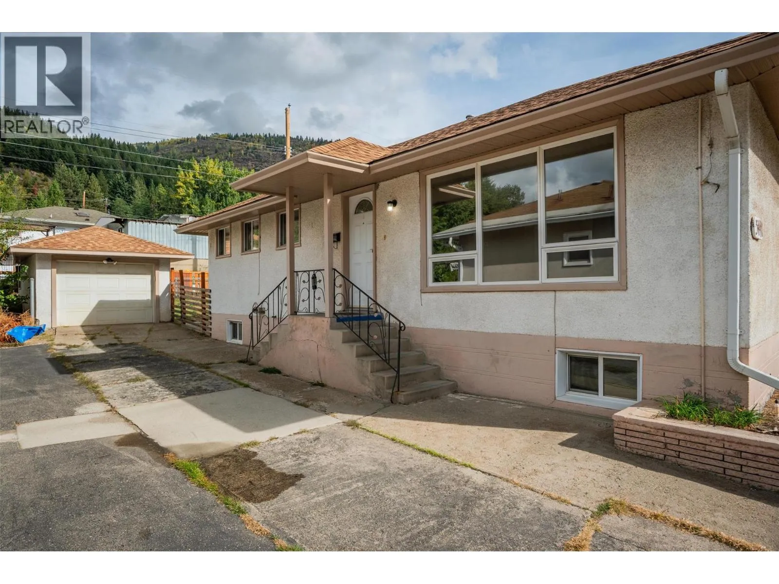 House for rent: 3141 Highway Drive, Trail, British Columbia V1R 2T4