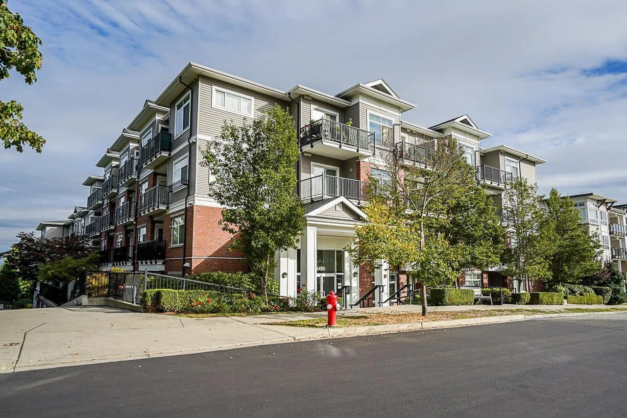 Apartment for rent: 316 6480 195a Street, Surrey, British Columbia V4N 6P1