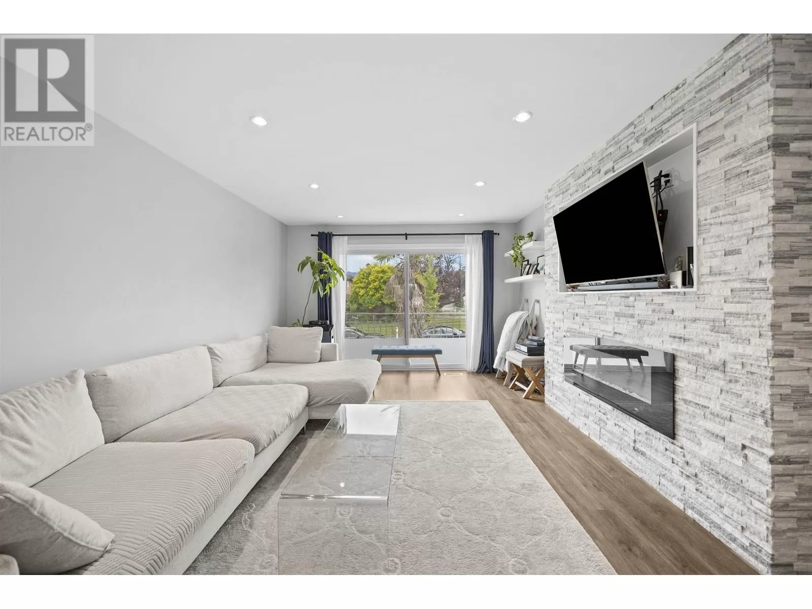 House for rent: 3160 E 6th Avenue, Vancouver, British Columbia V5M 1S5