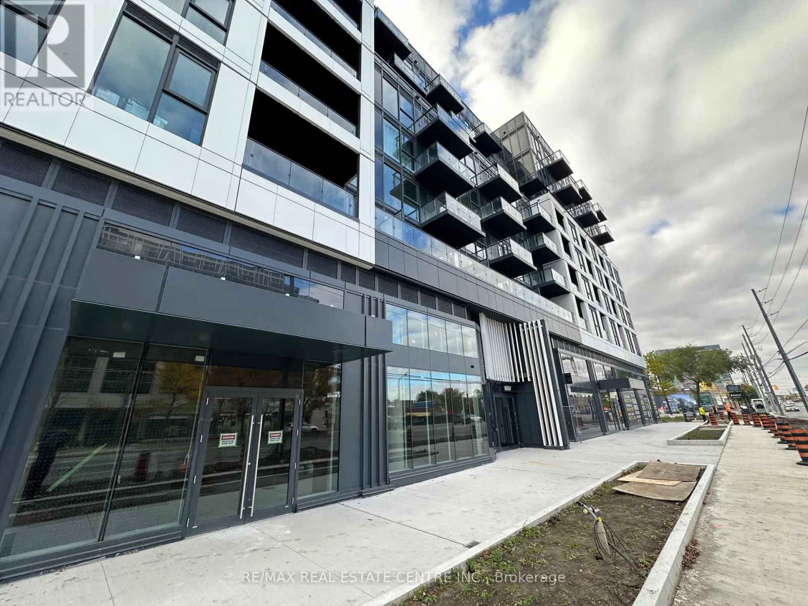 Apartment for rent: 318 - 1037 The Queensway, Toronto, Ontario M8Z 6C7