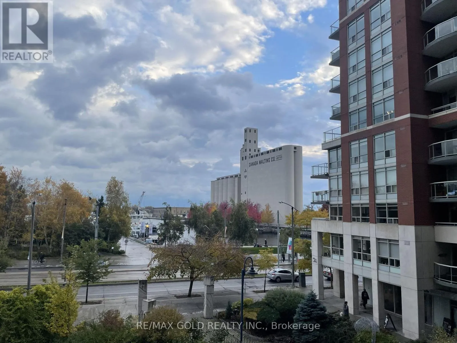 Apartment for rent: 318 - 550 Queens Quay W, Toronto, Ontario M5V 3M8