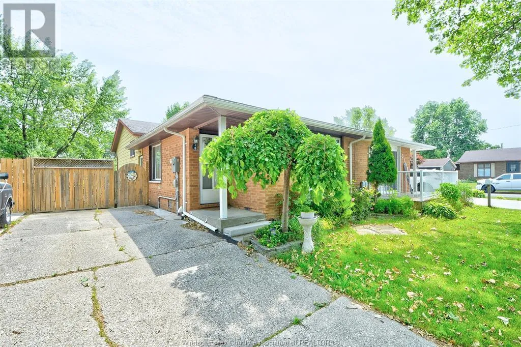 3196 Elmwood Crescent, Windsor, Ontario N8R 1X4