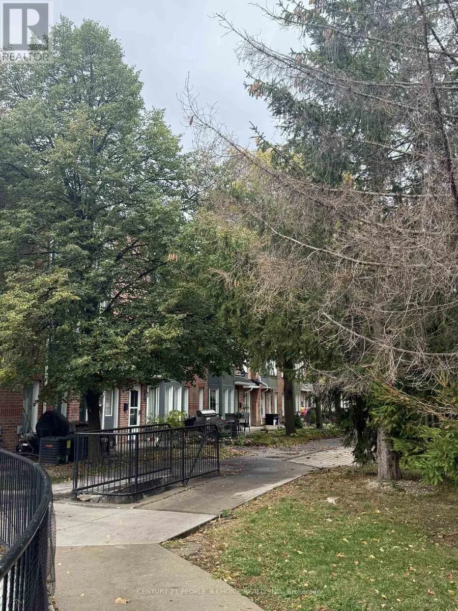 Row / Townhouse for rent: 32 - 151 Townsgate Drive, Vaughan, Ontario L4J 8J7