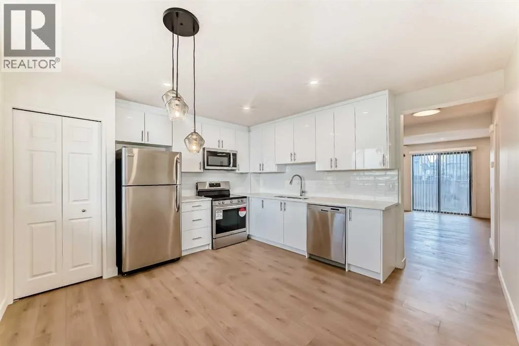 Row / Townhouse for rent: 32, 1515 Falconridge Drive Ne, Calgary, Alberta T3J 1J8