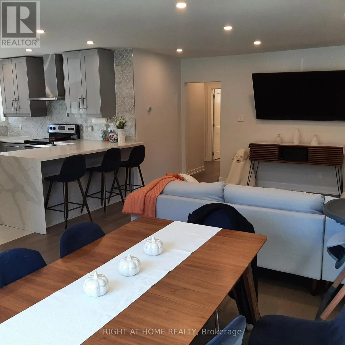 House for rent: 32 Davis Road, Aurora, Ontario L4G 2B6