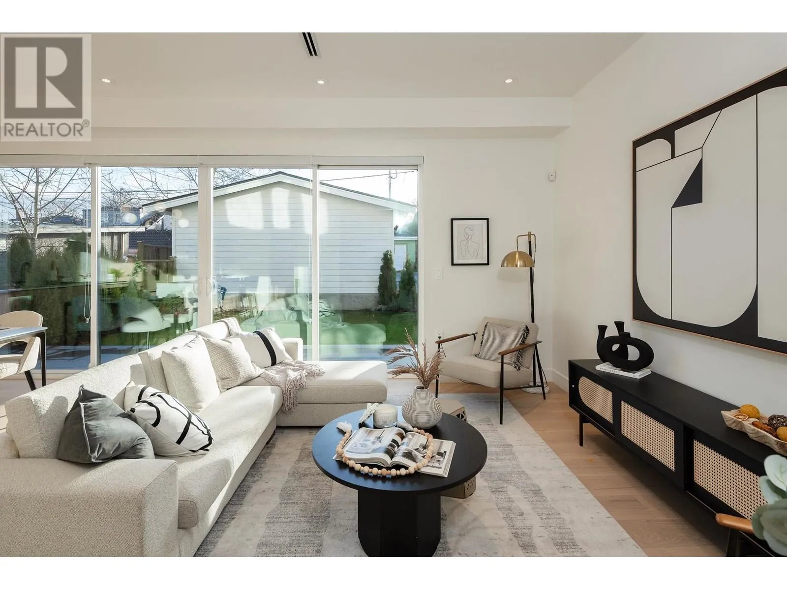 Duplex for rent: 32 E 37th Avenue, Vancouver, British Columbia V5W 1E2