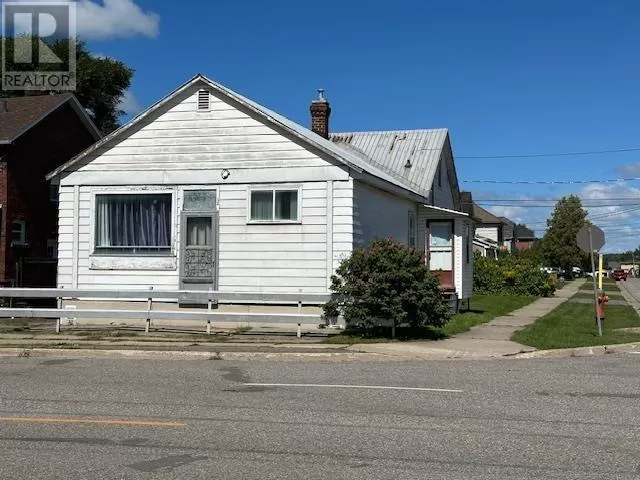 Duplex for rent: 32 Wallace Ter, Sault Ste. Marie, Ontario P6C 1K1