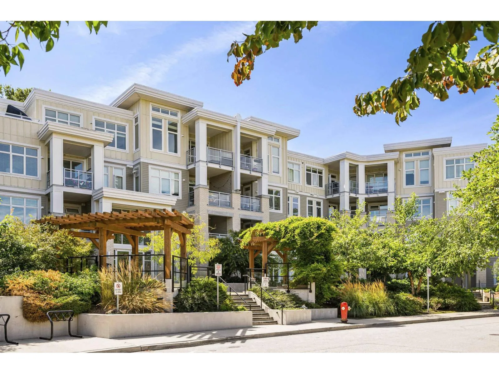 Apartment for rent: 320 15436 31 Avenue, Surrey, British Columbia V3Z 1H3