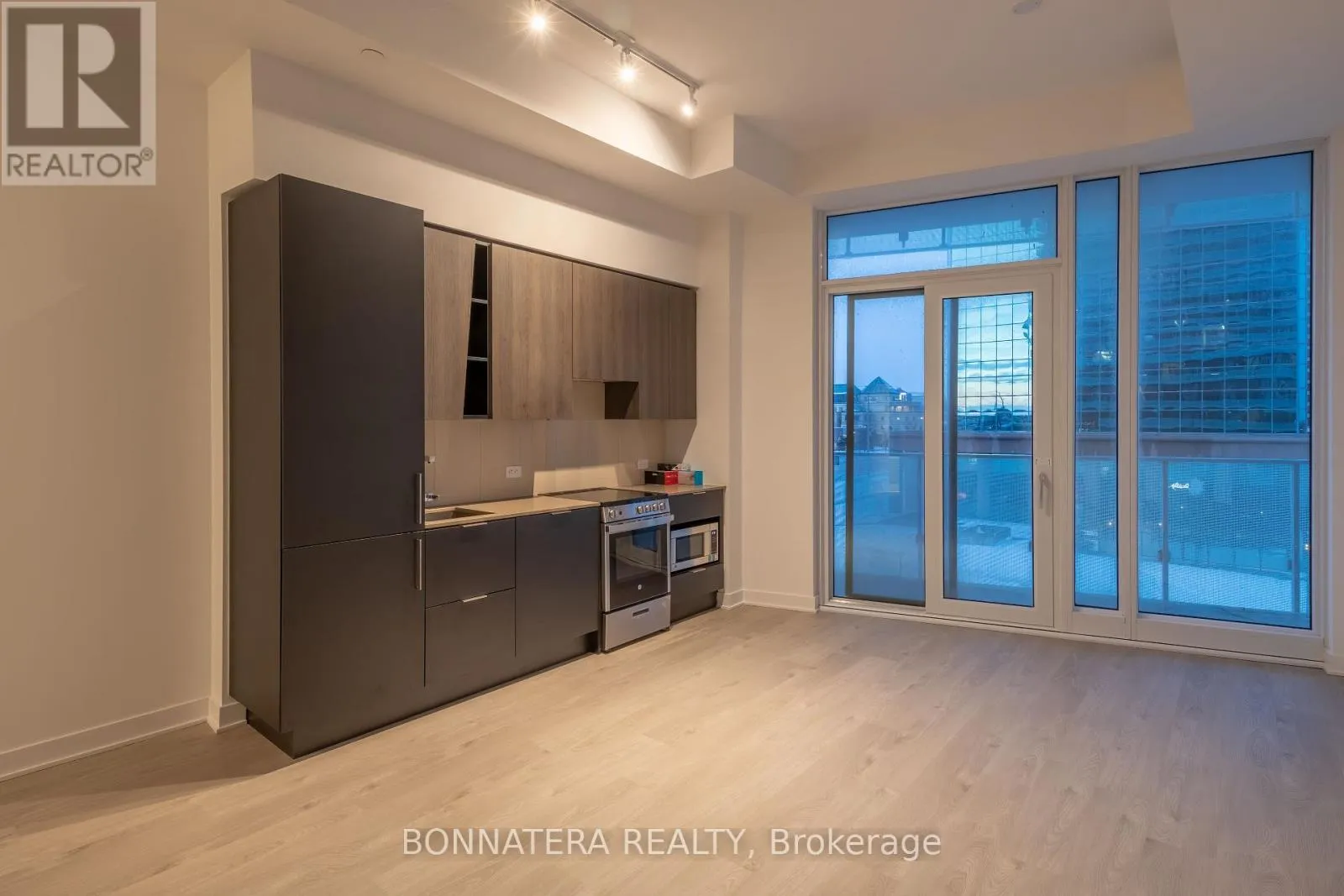 Apartment for rent: 320 - 3900 Confederation Parkway, Mississauga, Ontario L5B 0M3