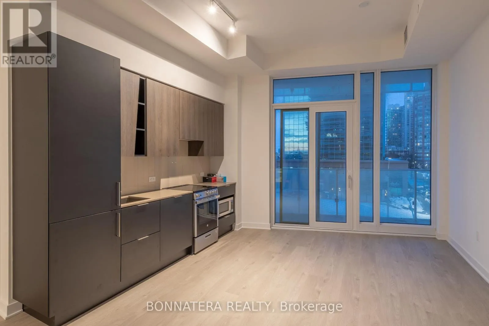 Apartment for rent: 320 - 3900 Confederation Parkway, Mississauga, Ontario L5B 0M3