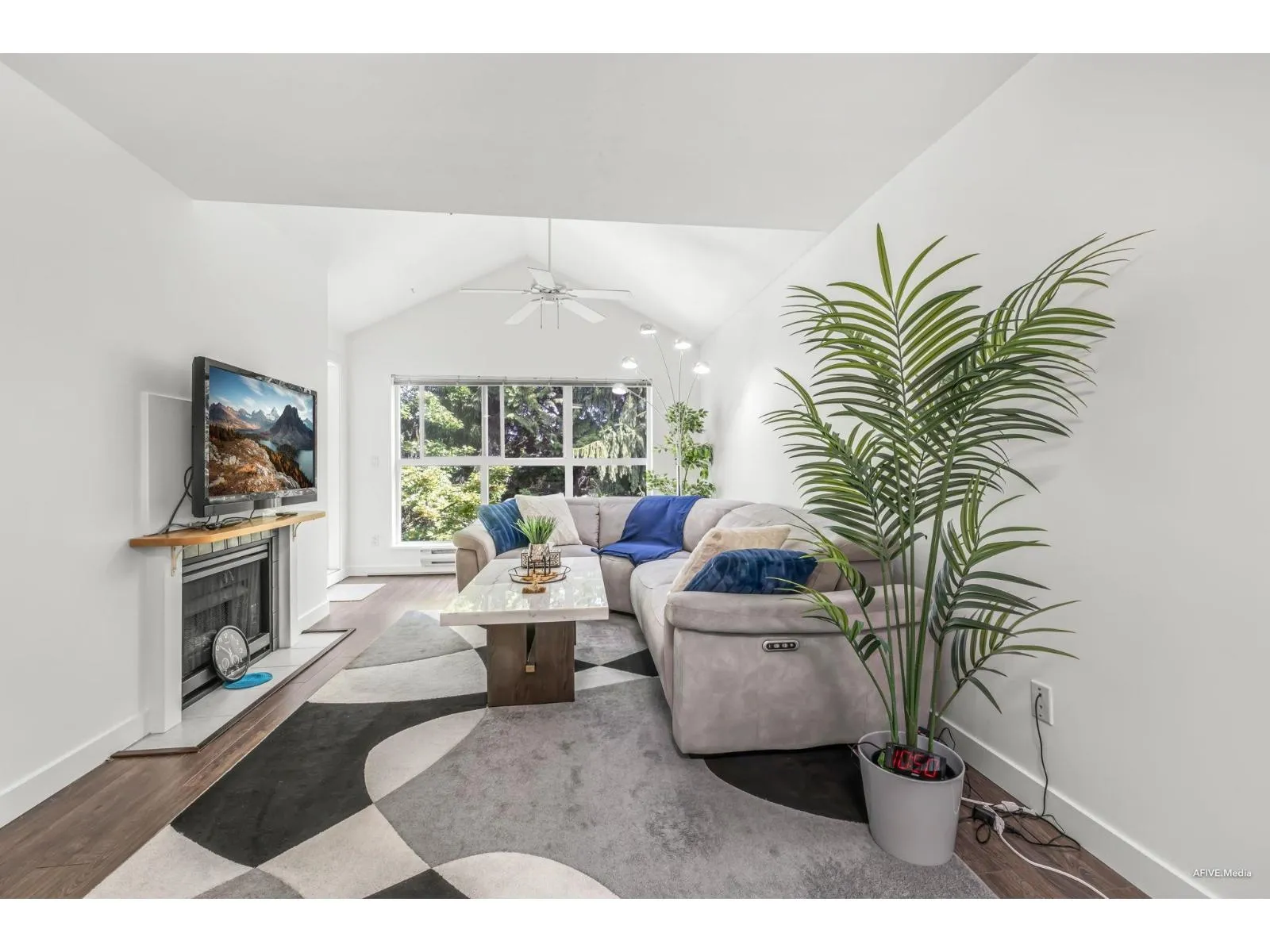 Apartment for rent: 321 9688 148 Street, Surrey, British Columbia V3R 0W2