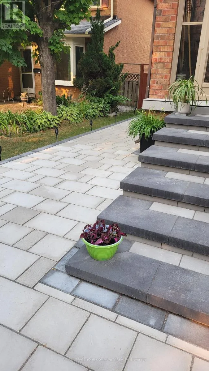 House for rent: 321 Atha Avenue, Richmond Hill, Ontario L4C 6A8