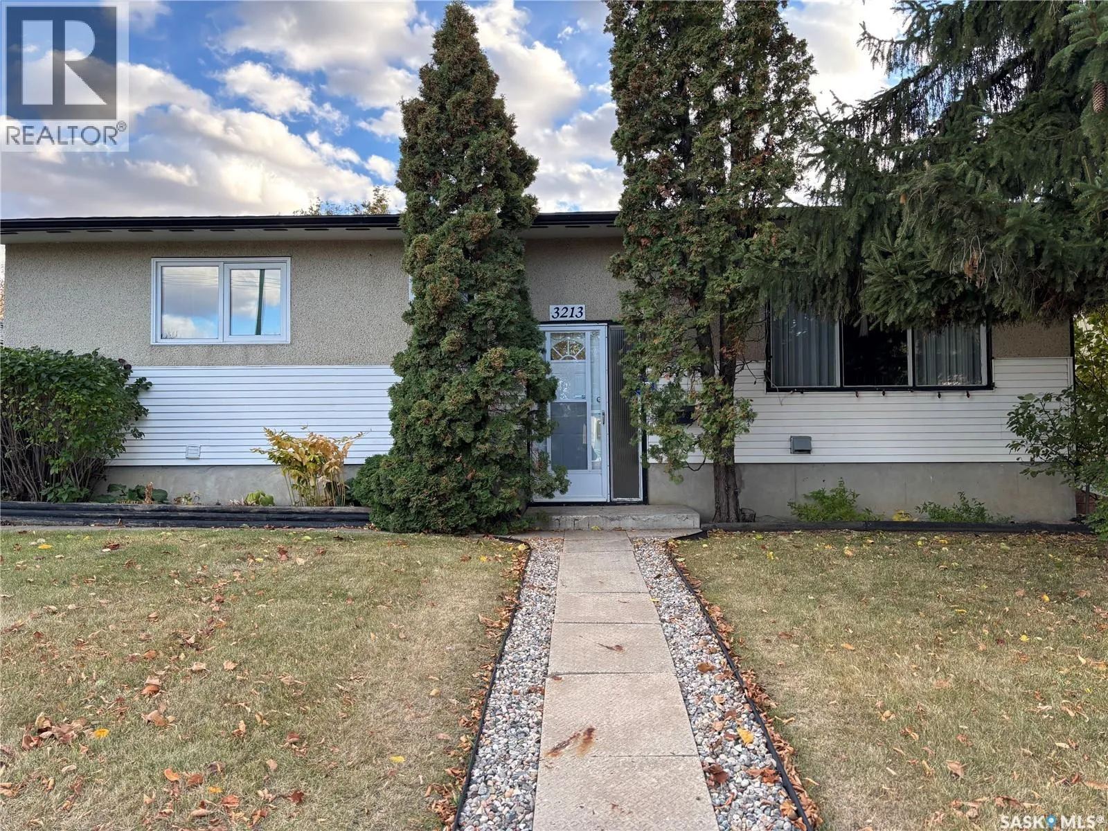 House for rent: 3213 33rd Street W, Saskatoon, Saskatchewan S7L 4R1