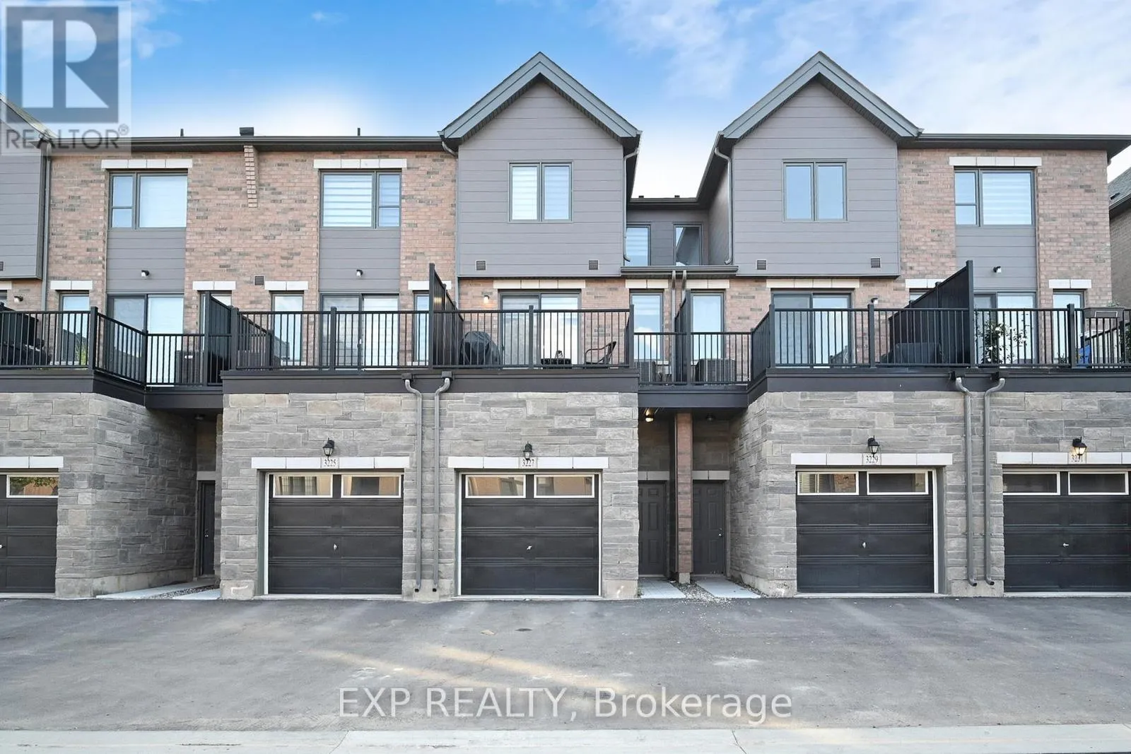 Row / Townhouse for rent: 3227 Sixth Line, Oakville, Ontario L6H 0V9