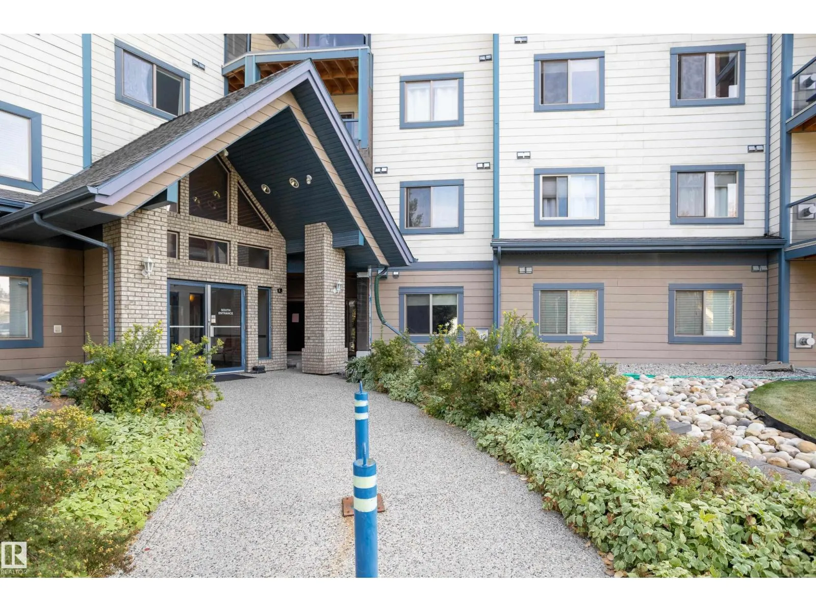 Apartment for rent: #324 2903 Rabbit Hill Rd Nw, Edmonton, Alberta T6R 3A3