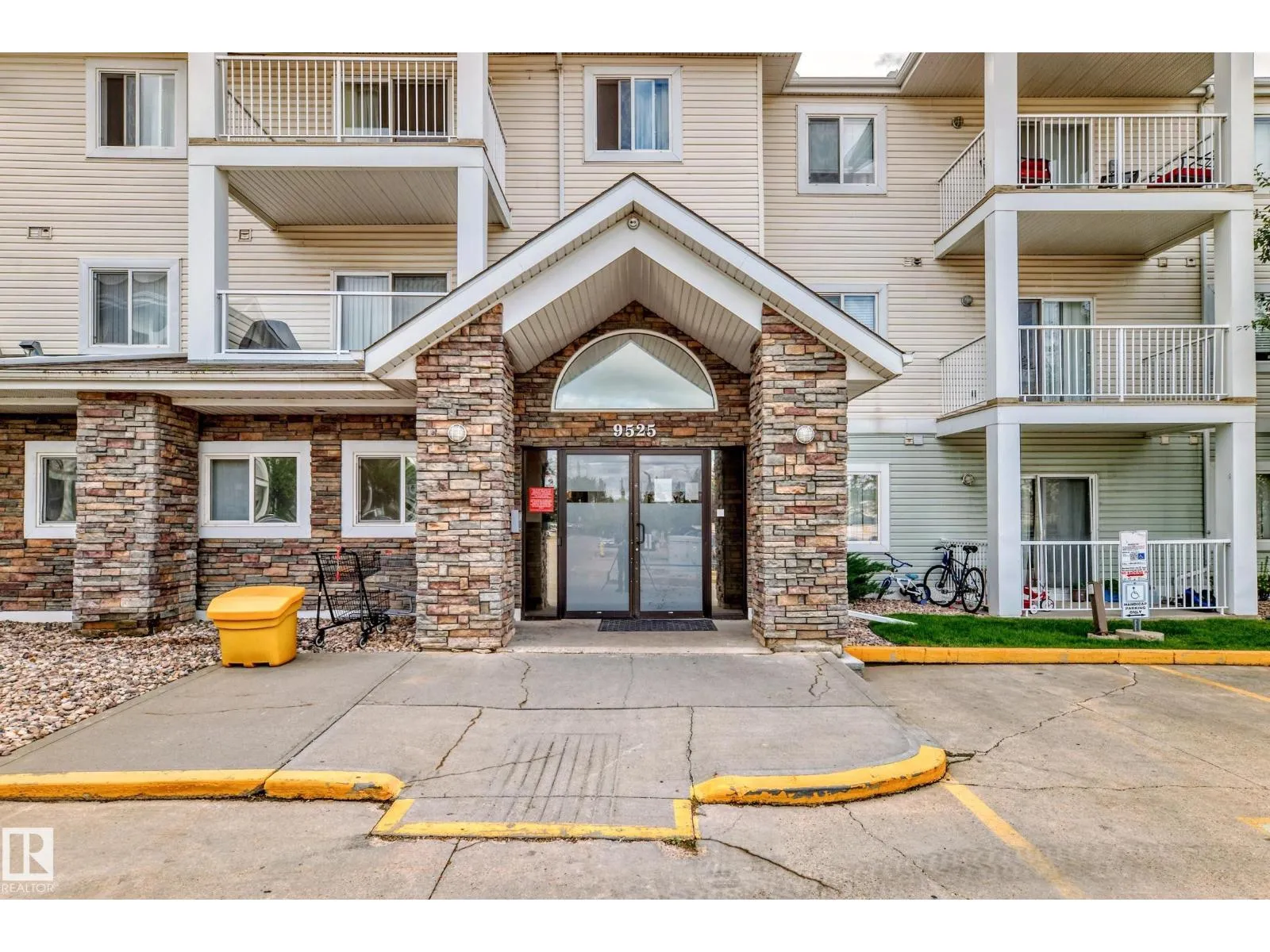 Apartment for rent: #325 9525 162 Av Nw, Edmonton, Alberta T5Z 3V2