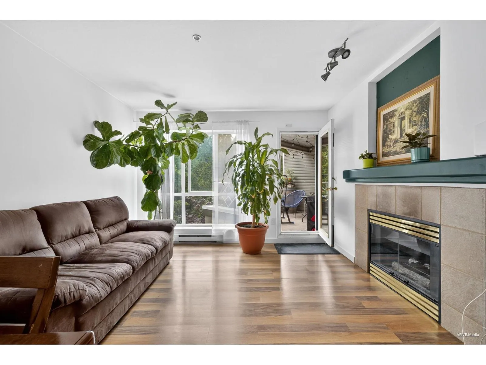 Apartment for rent: 329 9979 140 Street, Surrey, British Columbia V3T 5W2