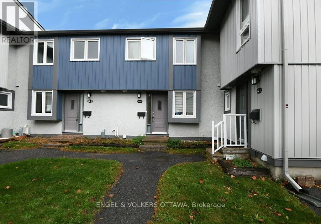 Row / Townhouse for rent: 32d Benlea Drive, Ottawa, Ontario K2G 4A8