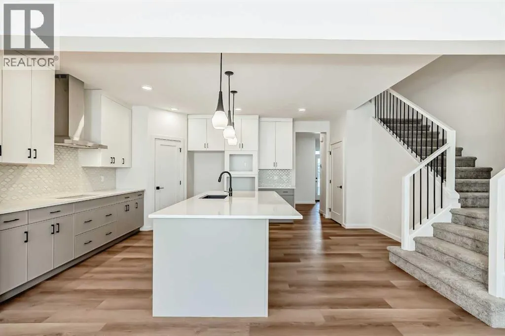 House for rent: 33 Royston Grove Nw, Calgary, Alberta T3L 0M3