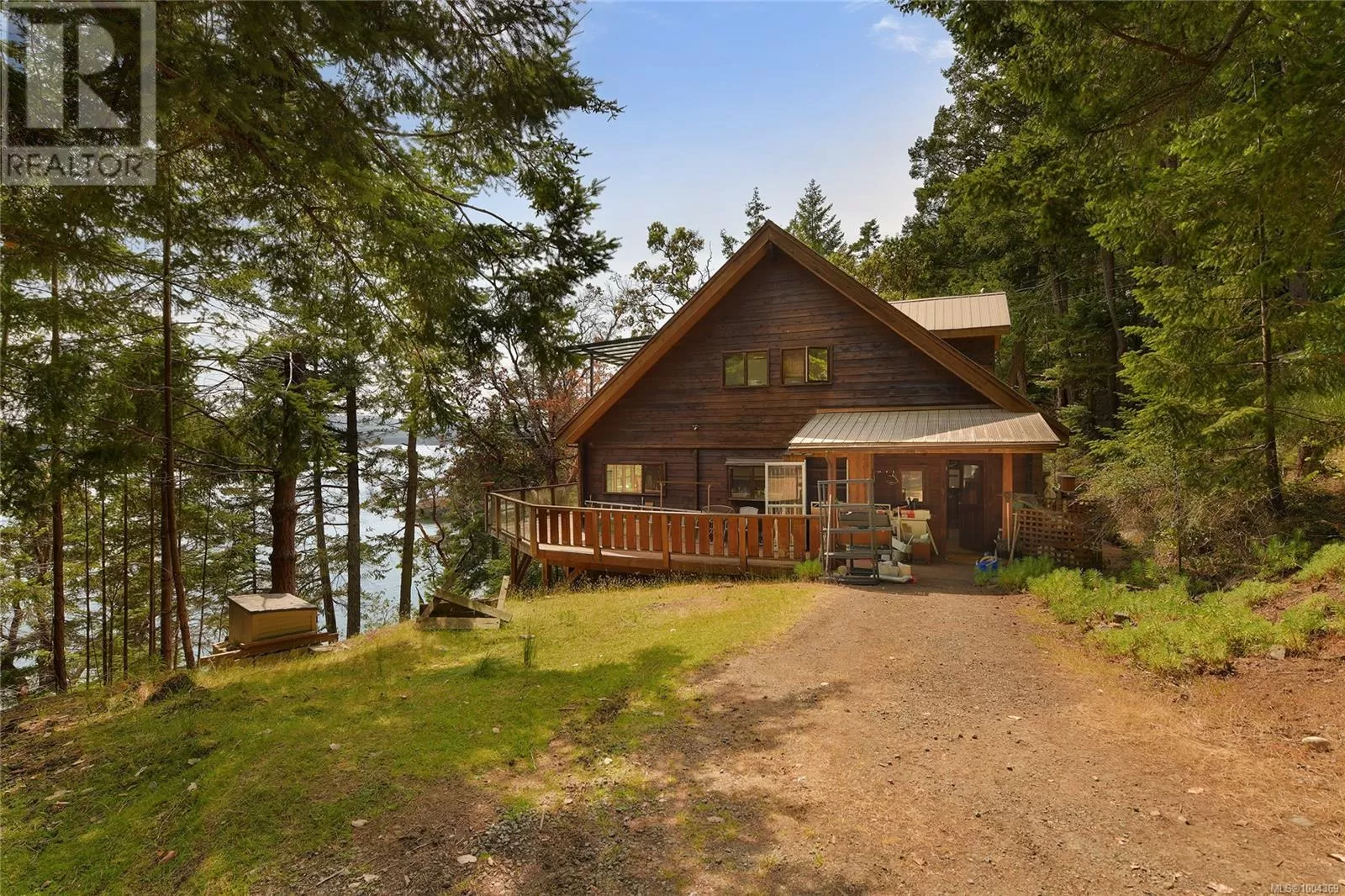 House for rent: 330 East West Rd, Mayne Island, British Columbia V0N 2J2