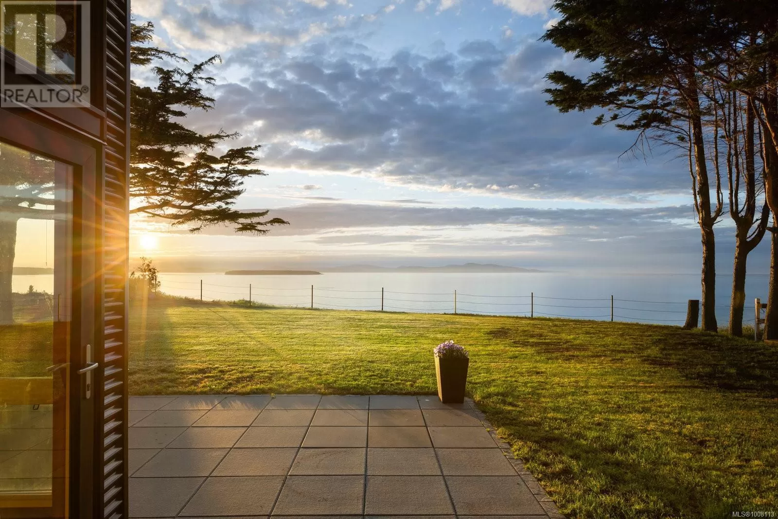 House for rent: 3300 Livesay Rd, Central Saanich, British Columbia V8M 1W7