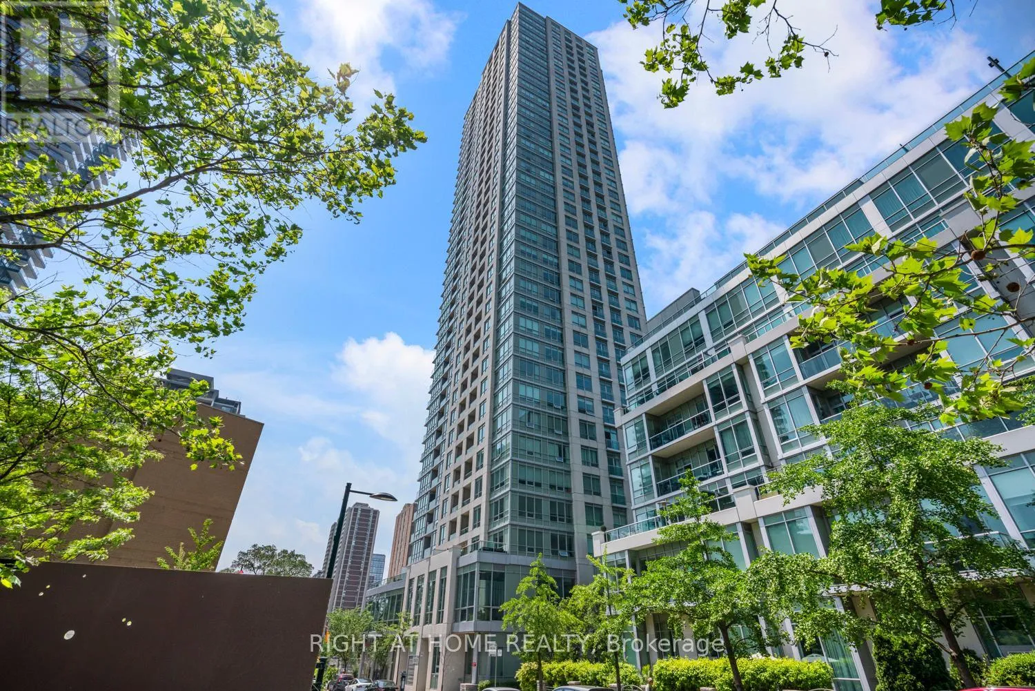 Apartment for rent: 3302 - 120 Homewood Avenue, Toronto, Ontario M4Y 2J3