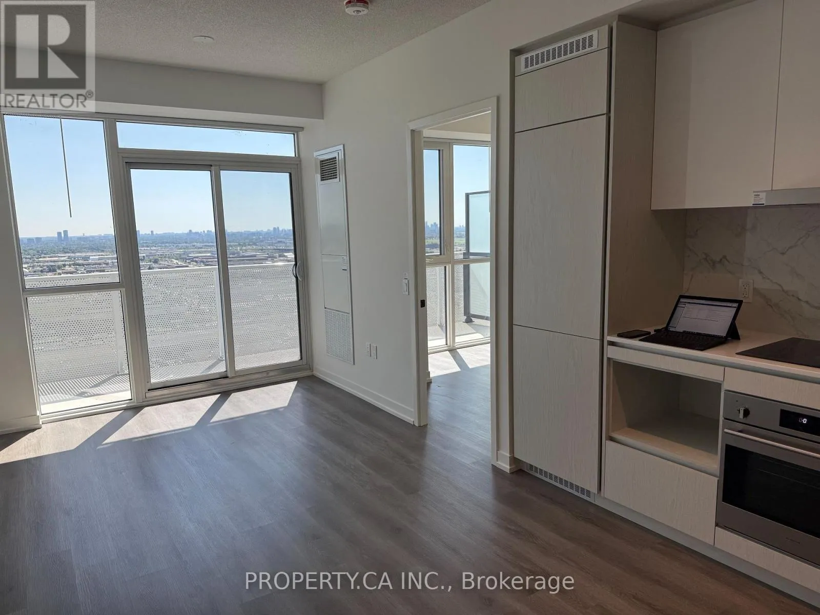 Apartment for rent: 3306 - 28 Interchange Way, Vaughan, Ontario L4K 0P8