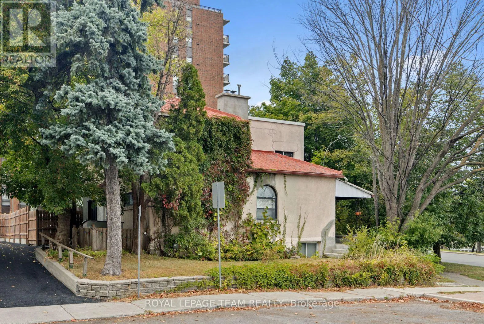 Duplex for rent: 334 Queen Elizabeth Drive, Ottawa, Ontario K1S 3M8