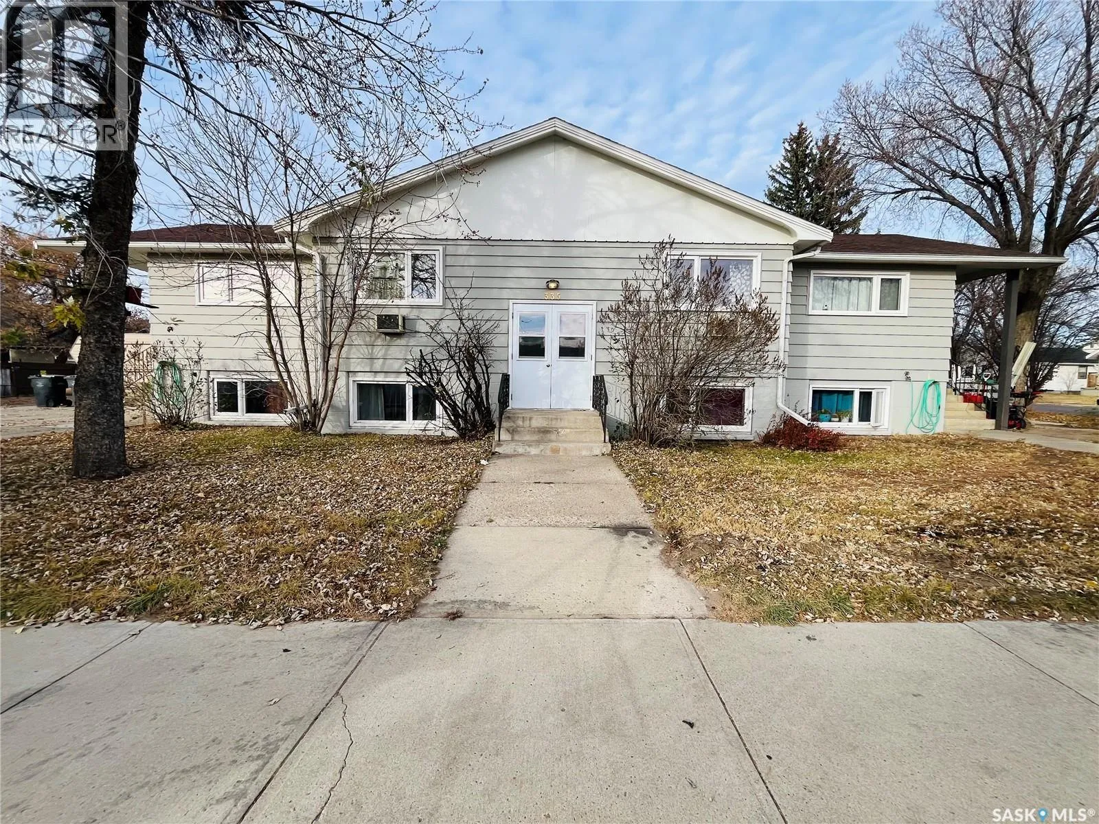 Fourplex for rent: 335 Chaplin Street W, Swift Current, Saskatchewan S9H 0G2