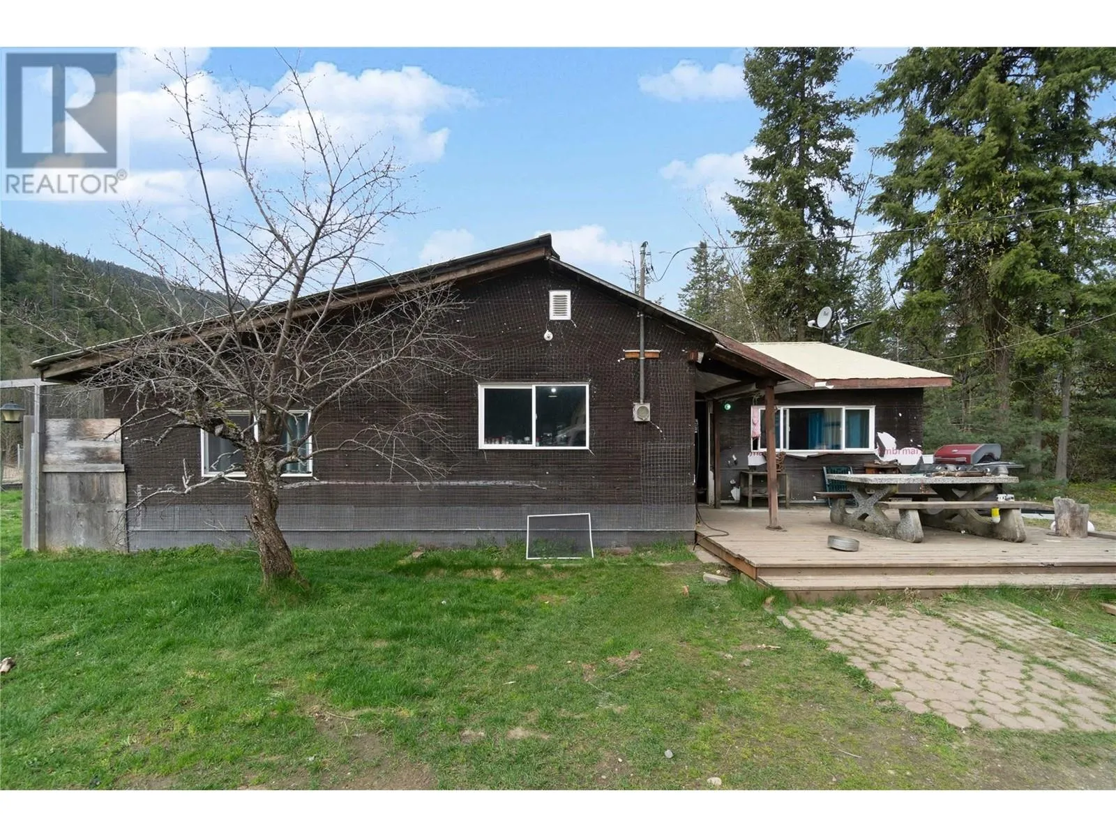 House for rent: 3354 Oxbow Frontage Road, Malakwa, British Columbia V0E 2J0