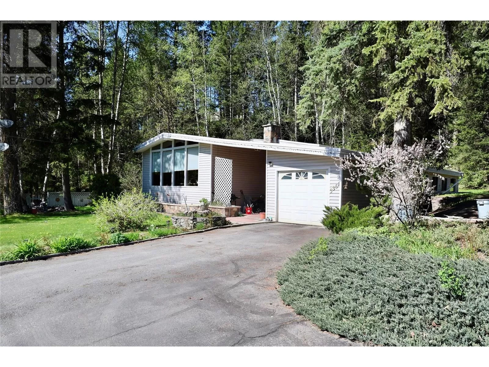 House for rent: 3361 & 3365 95 Highway, Golden, British Columbia V0A 1L0