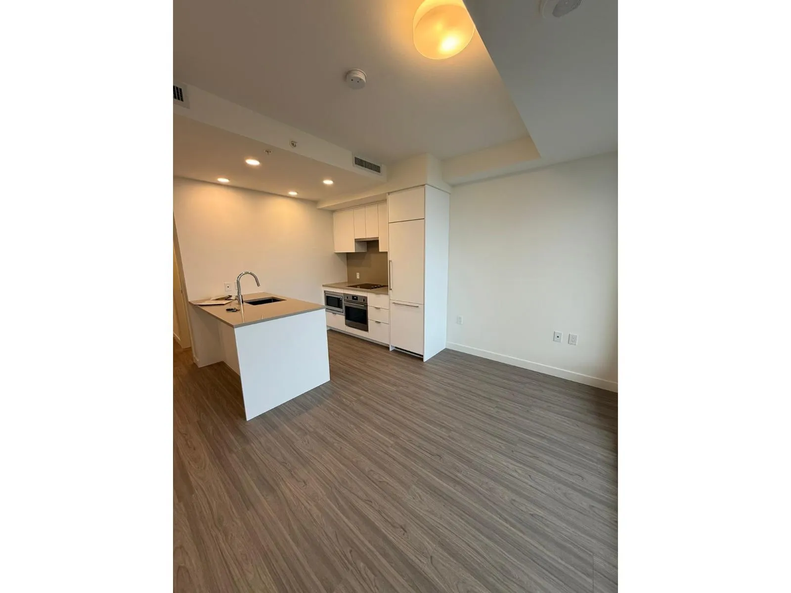 Apartment for rent: 3403 13675 107a Avenue, Surrey, British Columbia V3X 0T2