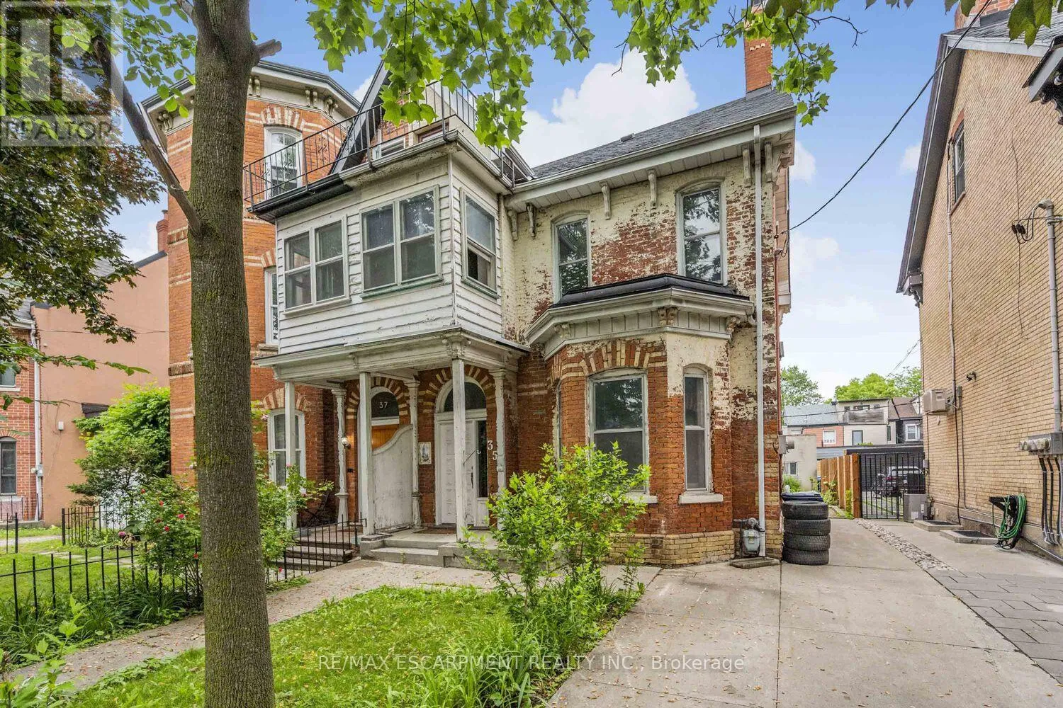 Duplex for rent: 35 Beaconsfield Avenue, Toronto, Ontario M6J 3J1