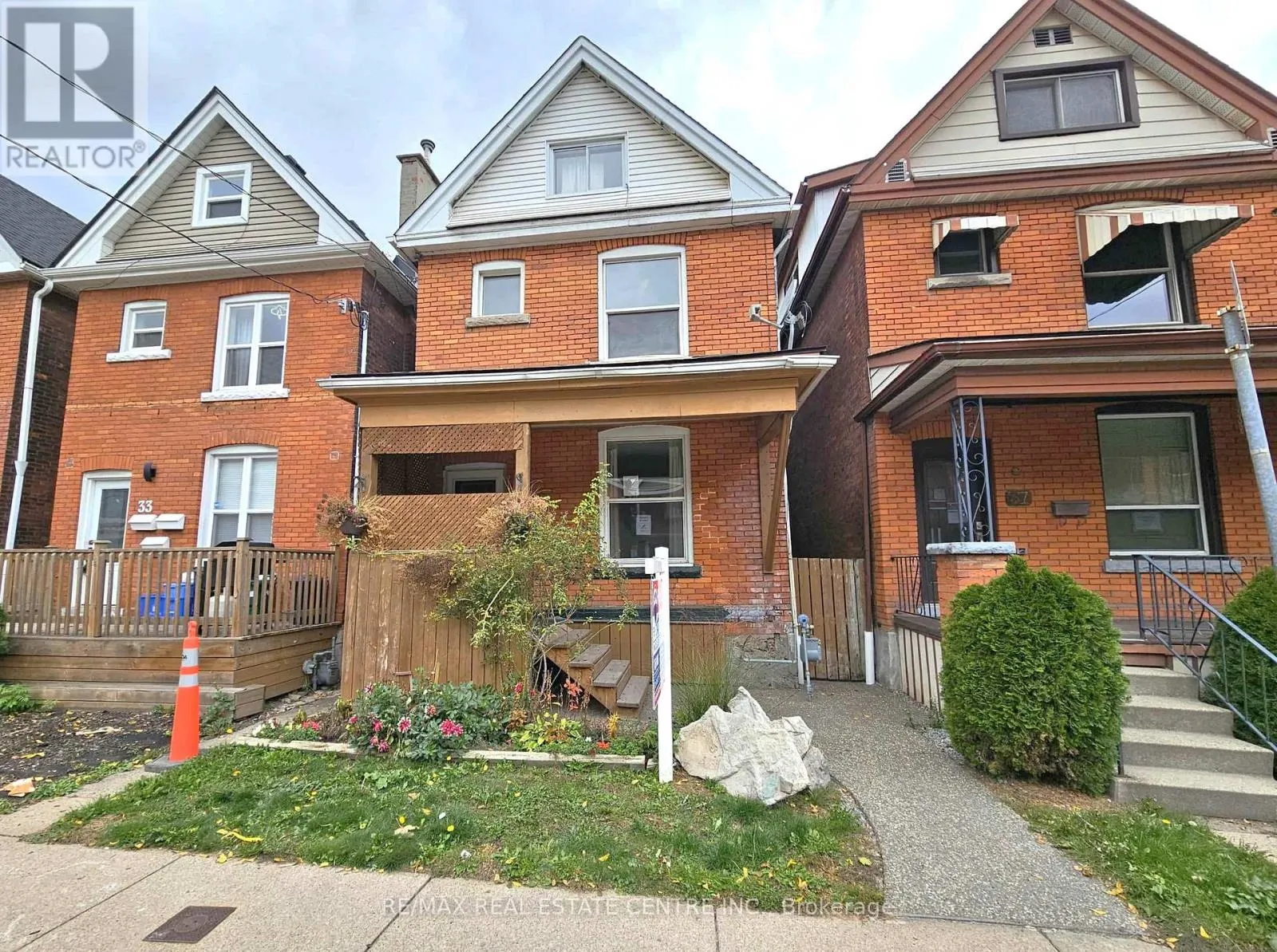 House for rent: 35 Fairleigh Avenue N, Hamilton, Ontario L8L 6H1